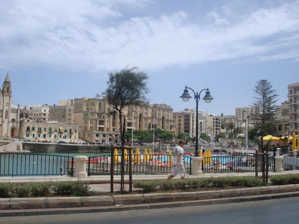 Simons Minutes Away From Balluta Bay And St Julians Apartment *