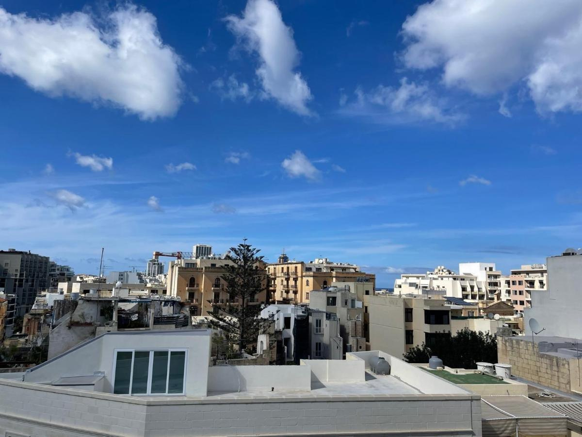 Simons Minutes Away From Balluta Bay And St Julians Apartment