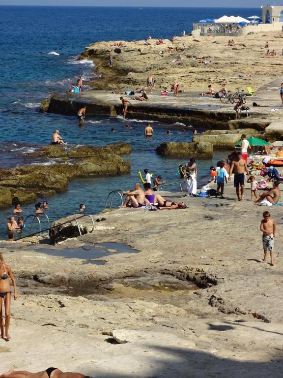 Simons Minutes Away From Balluta Bay And St Julians Apartment